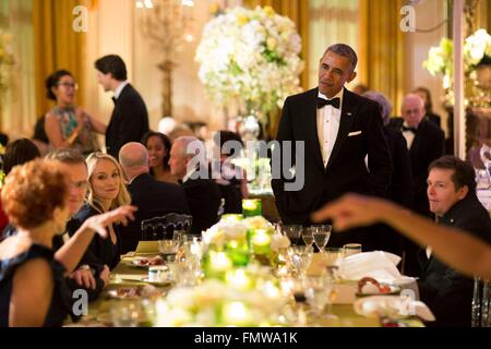 Stati Uniti Il presidente Barack Obama parla con la cena gli ospiti durante la cena di Stato per il primo ministro canadese Justin Trudeau nella Sala Est della Casa Bianca Marzo 10, 2016 a Washington, DC. Questa è la prima visita di stato di un Il Primo Ministro canadese in 20 anni. Foto Stock