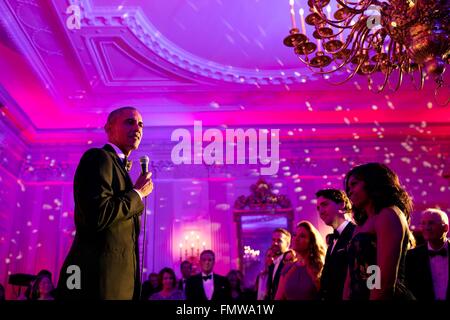 Stati Uniti Il presidente Barack Obama dà la chiusura di commento in seguito alla porzione di intrattenimento dello Stato la cena in onore del il primo ministro canadese Justin Trudeau nella Casa Bianca Marzo 10, 2016 a Washington, DC. Questa è la prima visita di stato di un Il Primo Ministro canadese in 20 anni. Foto Stock