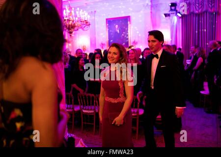 Stati Uniti La First Lady Michelle Obama si prepara a dire addio al Primo Ministro Justin Trudeau e Sophie Gregoire Trudeau dopo il divertimento a conclusione dello Stato la Cena nella Casa Bianca Marzo 10, 2016 a Washington, DC. Questa è la prima visita di stato di un Il Primo Ministro canadese in 20 anni. Foto Stock