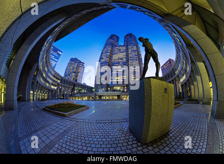 Sera ampio angolo di immagine del Governo Metropolitano di Tokyo edificio cittadino e di plaza in primo piano Foto Stock