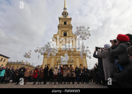 San Pietroburgo. 13 Mar, 2016. Due cento venti-quattro palloni sono rilasciati durante un evento commemorativo a piangere le vittime uccise in un incidente aereo a San Pietroburgo, Russia, il 12 marzo 2016. Una Russia-LEGATO A321 jet del passeggero si è schiantato nella penisola del Sinai il 31 ott. 2015 poco dopo il decollo da Red Sea resort di Sharm el-Sheikh, uccidendo tutti 224 persone a bordo, perlopiù Russi. © Xinhua/Alamy Live News Foto Stock