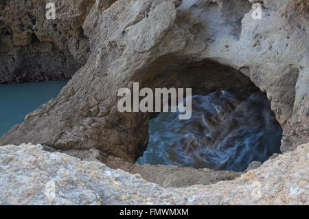 Grotte vicino Malhada do Baraco Beach a lagoa, algarve, portogallo Foto Stock