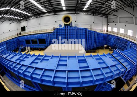 Shanghai. Xii Mar, 2016. Foto scattata il 12 marzo 2016 mostra un tunnel di cavitazione strumento al tasto di stato Laboratorio di Ocean Engineering a Shanghai Jiao Tong University di Shanghai, Cina orientale. Fondata nel 1992, la chiave dello stato Laboratorio di Ocean Engineering è attualmente un completo centro di ricerca composta principalmente da un deepwater offshore, bacino un ocean engineering bacino, un modello di nave cisterna di traino, un tunnel di cavitazione, una nave laboratorio di manovra, una meccanica strutturale del laboratorio e un sottomarino di serbatoio di ingegneria. © Zhang Jiansong/Xinhua/Alamy Live News Foto Stock