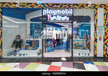 Il nuovo centro commerciale "tutti di Berlino'. Company Store giocattoli Playmobil. Playmobil - popolare tedesco fabbricanti di giocattoli di plastica Foto Stock