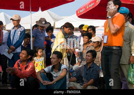 Una folla di tifosi guardare due Muay Thai boxer in un anello di boxe in un festival Kampong Cham, Cambogia. Foto Stock