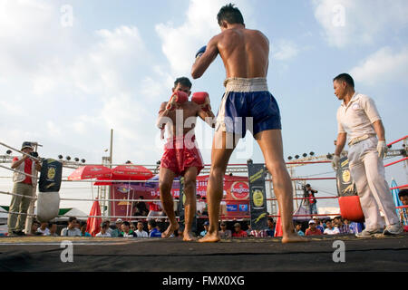 Due Muay Thai boxer sono il pugilato in un anello di boxe in un festival Kampong Cham, Cambogia. Foto Stock