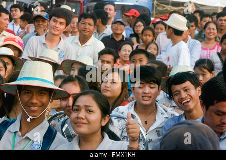 Una folla di tifosi guardare due Muay Thai boxer in un anello di boxe in un festival Kampong Cham, Cambogia. Foto Stock