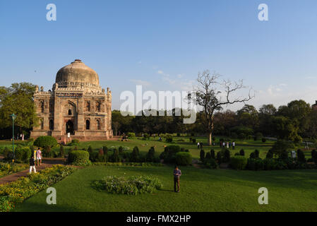 Shisha Gumbad è una tomba a Nuova Delhi a partire dall'ultimo discendente della dinastia Lodhi costruito tra il 1489 e il 1517 CE. Foto Stock