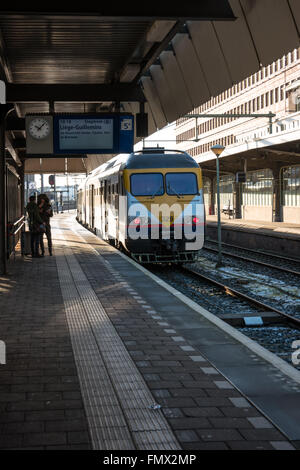 Un treno di passeggeri. La stazione ferroviaria principale di Maastricht. Il trasporto ferroviario dei Paesi Bassi. Foto Stock