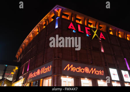 Centro commerciale Alexa su Alexanderplatz in serata illuminazione. Foto Stock