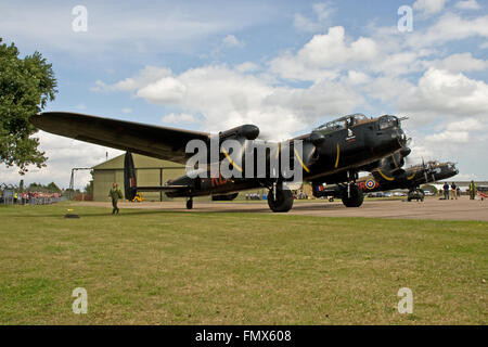 Lancaster PA474 taxi superate Lancaster FM213 Foto Stock