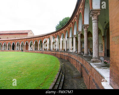 Prato e il mausoleo nel muro della Certosa di Ferrara Foto Stock