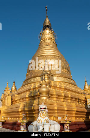 Stupa dorato di presto U Ponya Shin Pagoda, Nga-PHA Hill, Sagaing vicino a Mandalay, Birmania (Myanmar) Foto Stock