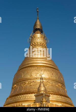 Stupa dorato di presto U Ponya Shin Pagoda, Nga-PHA Hill, Sagaing vicino a Mandalay, Birmania (Myanmar) Foto Stock