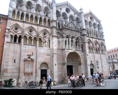 Molte persone anziane e biciclette di fronte al Duomo di Ferrara. Foto Stock