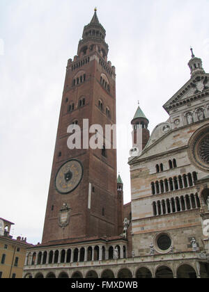 La torre in mattoni, Torrazzo, e la facciata della Cattedrale di Cremona. Foto Stock