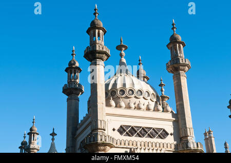 Dettaglio delle colonne, torri e cupole del Royal Pavilion in Brighton, East Sussex, Inghilterra al tramonto Foto Stock