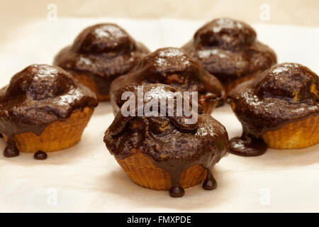Torte in stampi su un vassoio dopo la cottura in forno Foto Stock