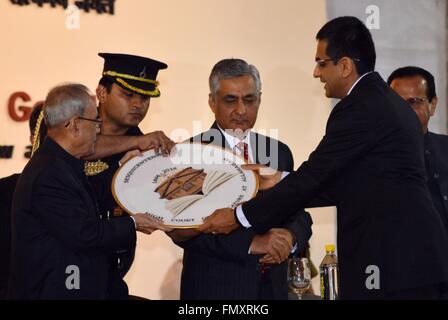 Di Allahabad, Uttar Pradesh, India. 13 Mar, 2016. Di Allahabad: highcourt Allahabad chief justice D.Y. Chandrachurna e Presidente Pranab Mukharjee rilasciare un 10 rupee coin con stampa di Highcourt edificio durante un programma in occasione del centocinquantesimo anniversario della Highcourt Allahabad, in Allahabad su 13-03-2016. foto di prabhat kumar verma © Prabhat Kumar Verma/ZUMA filo/Alamy Live News Foto Stock