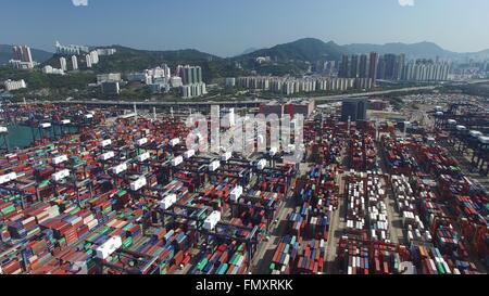 Hong Kong. 5 febbraio, 2016. File foto scattata il 5 febbraio, 2016 mostra il Kwai Chung container dal porto di Hong Kong, Cina del sud. Ad Hong Kong la porta totale throughput cargo crollati 13,8 per cento nel 2015, il più grande di anno in anno caduta nel corso degli ultimi dieci anni. Il rallentamento dell'economia globale è uno dei motivi principali per colpa e il settore ha bisogno di nuovi mercati per alleviare la situazione. © Lui Siu Wai/Xinhua/Alamy Live News Foto Stock