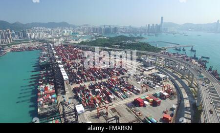 Hong Kong. 5 febbraio, 2016. File foto scattata il 5 febbraio, 2016 mostra il Kwai Chung container dal porto di Hong Kong, Cina del sud. Ad Hong Kong la porta totale throughput cargo crollati 13,8 per cento nel 2015, il più grande di anno in anno caduta nel corso degli ultimi dieci anni. Il rallentamento dell'economia globale è uno dei motivi principali per colpa e il settore ha bisogno di nuovi mercati per alleviare la situazione. © Lui Siu Wai/Xinhua/Alamy Live News Foto Stock