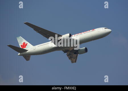 Air Canada Boeing 767-300ER C-FPCA uscire dall'Aeroporto Heathrow di Londra, Regno Unito Foto Stock