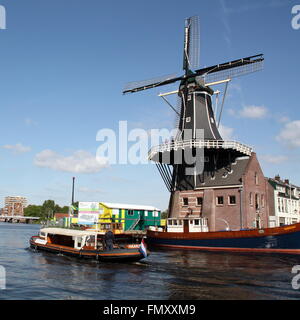 Haarlem.Maggio-15-2014. Mulino a vento 'De Adriaan' dal 1779 sul fiume 'Spaarne' in Haarlem. Paesi Bassi Foto Stock