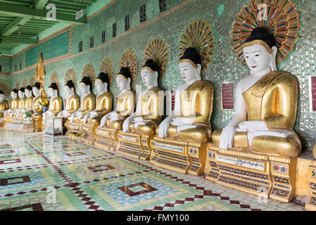 Fila di statue di Buddha seduto in Umin Thounzeh (U Min Thonze) Pagoda in Sagaing collina vicino a Mandalay, Myanmar (Birmania) Foto Stock