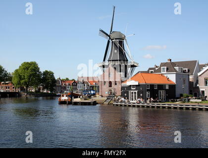 Haarlem.Maggio-15-2014. Mulino a vento 'De Adriaan' dal 1779 sul fiume 'Spaarne' in Haarlem. Paesi Bassi Foto Stock