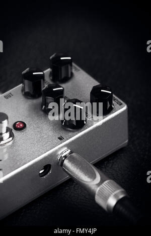 Una chitarra pedale di distorsione su sfondo nero Foto Stock