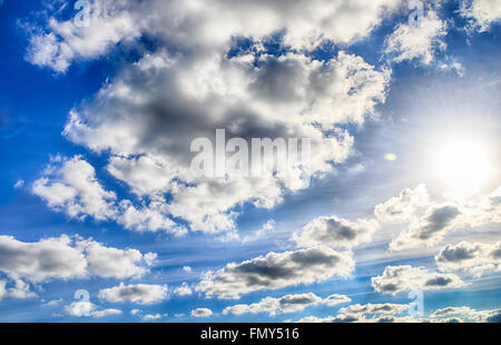 Cielo drammatico con nuvole temporalesche.immagine HDR Foto Stock