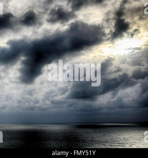 Seascape-Sunbeams brillare attraverso le nuvole e riflessa nel mare.immagine HDR Foto Stock