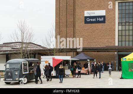 Mercato degli agricoltori al di fuori dell università di Exeter Great Hall, Exeter Devon, Inghilterra, Regno Unito Foto Stock