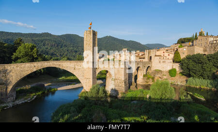 Besalu, provincia di Girona, in Catalogna, Spagna. Ponte fortificato conosciuta come El Pont Vell, il vecchio ponte che attraversa il fiume Fluvia. Foto Stock