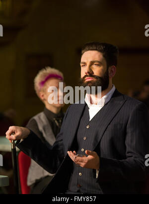 Moda uomo capelli. Coppia con forbici. Uomo bearded, stile maschio bearded,  barba dell'uomo. Forbici da barbiere e rasoio dritto, barbiere. Vintage  Foto stock - Alamy