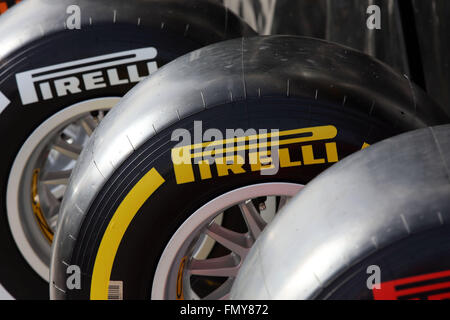 Racing pneumatici Pirelli visto durante la sessione di allenamento per il prossimo campionato di Formula Uno stagione sul circuito de Barcelona - Catalunya a Barcellona, Spagna, 23 febbraio 2016. Foto: Jens Buettner/dpa Foto Stock