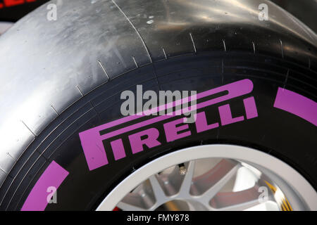 Racing pneumatici Pirelli visto durante la sessione di allenamento per il prossimo campionato di Formula Uno stagione sul circuito de Barcelona - Catalunya a Barcellona, Spagna, 23 febbraio 2016. Foto: Jens Buettner/dpa Foto Stock