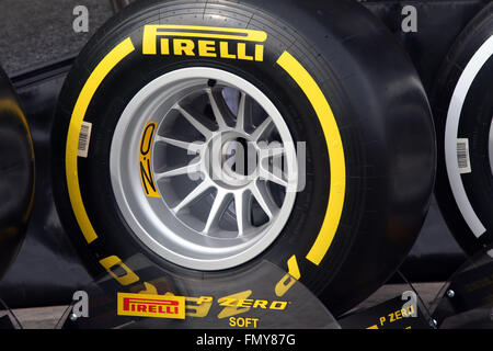 Racing pneumatici Pirelli visto durante la sessione di allenamento per il prossimo campionato di Formula Uno stagione sul circuito de Barcelona - Catalunya a Barcellona, Spagna, 24 febbraio 2016. Foto: Jens Buettner/dpa Foto Stock