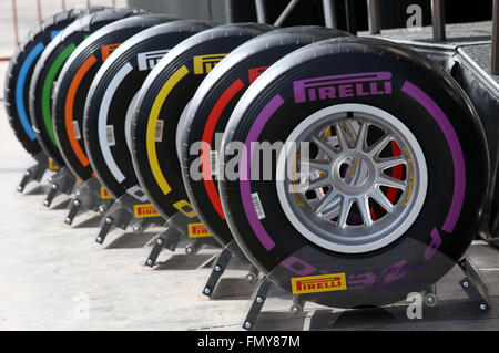 Racing pneumatici Pirelli visto durante la sessione di allenamento per il prossimo campionato di Formula Uno stagione sul circuito de Barcelona - Catalunya a Barcellona, Spagna, 23 febbraio 2016. Foto: Jens Buettner/dpa Foto Stock