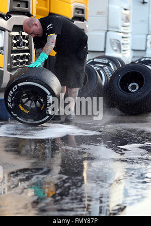 Racing pneumatici Pirelli visto durante la sessione di allenamento per il prossimo campionato di Formula Uno stagione sul circuito de Barcelona - Catalunya a Barcellona, Spagna, 24 febbraio 2016. Foto: Jens Buettner/dpa Foto Stock