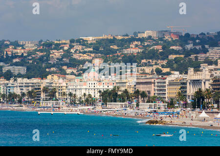 Nizza Costa Azzurra, Cote d'Azur, in Francia. La spiaggia e la Promenade des Anglais. L'Hotel Negresco al centro dell'inquadratura. Foto Stock