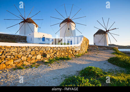 Mulini a vento tradizionali nella città di Mykonos, Grecia. Foto Stock