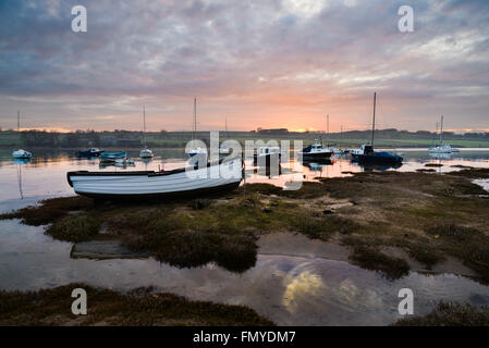 Il fiume Aln a Alnmouth appena prima di raggiungere il mare del Nord. Foto Stock