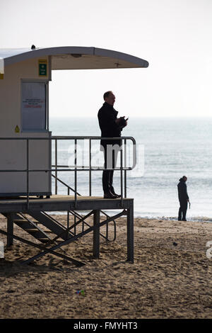 Bournemouth Dorset, Regno Unito 13 marzo 2016 UK meteo: glorioso giorno caldo e soleggiato a Bournemouth Beach come testa di visitatori al mare per rendere la maggior parte del Sunshine Credito: Carolyn Jenkins/Alamy Live News Foto Stock