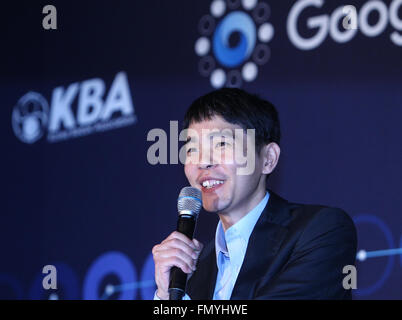 Seoul, Corea del Sud. 13 Mar, 2016. Sud coreano professionale vanno player Lee Sedol sorrisi durante la conferenza stampa dopo il terzo round della partita del Google DeepMind sfida match tra Lee Sedol e Google intelligenza artificiale del programma, AlphaGo, a Seul, Corea del Sud, 13 marzo 2016. Lee Sedol ha vinto la terza partita domenica. © Yao Qilin/Xinhua/Alamy Live News Foto Stock