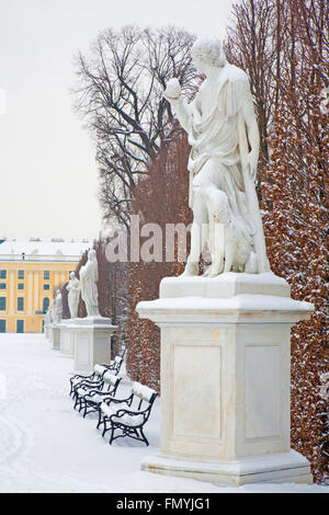 VIENNA, Austria - 15 gennaio 2013: Statua di Parigi con i doog da Veit Königer nei giardini del Palazzo di Schonbrunn in inverno. Foto Stock