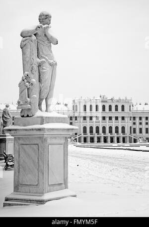 VIENNA, Austria - 15 gennaio 2013: Statua di Mercurio con il flauto da I. Platzer nei giardini del Palazzo di Schonbrunn in inverno. Foto Stock