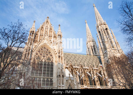 Vienna - Votivkirche neo-gotica chiesa da sud in inverno Foto Stock