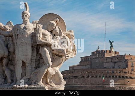 Roma, Italia - MARZO 21, 2012: la scultura da Vittorio Emanuele ponte e Angelo s castello in background. Foto Stock