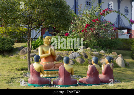 Lumbini, Nepal - Novembre 26, 2014: fotografia di statue di Buddha a Tara Foundation Lotus Stupa conosciuto anche come Tempio Tedesco Foto Stock